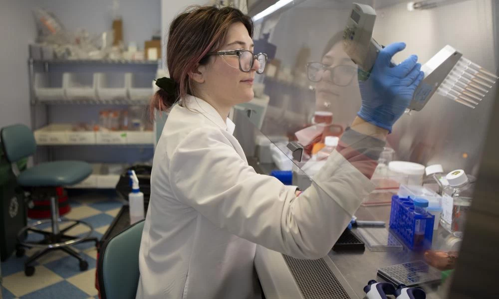 Κορονοϊός: Η μάχη στα εργαστήρια, το βραχιολάκι και οι καταγραφή ασθενών